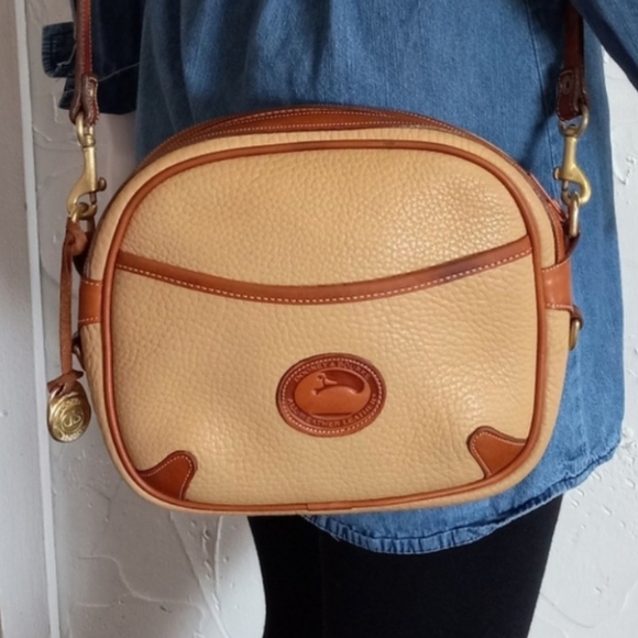 Dooney & Bourke Vintage Camera bag, rounded style, in Wheat - Picture 7 of 11